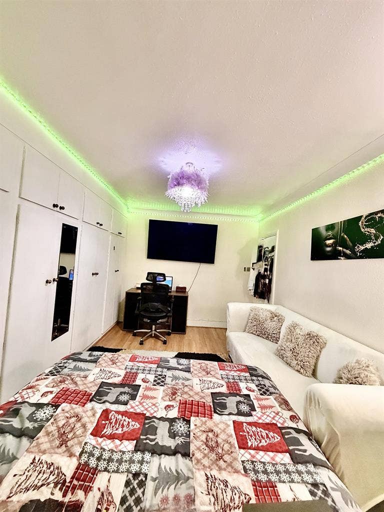 Sharing Double Room for Females