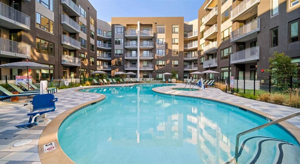 Private Bedroom/Bathroom in  Apt