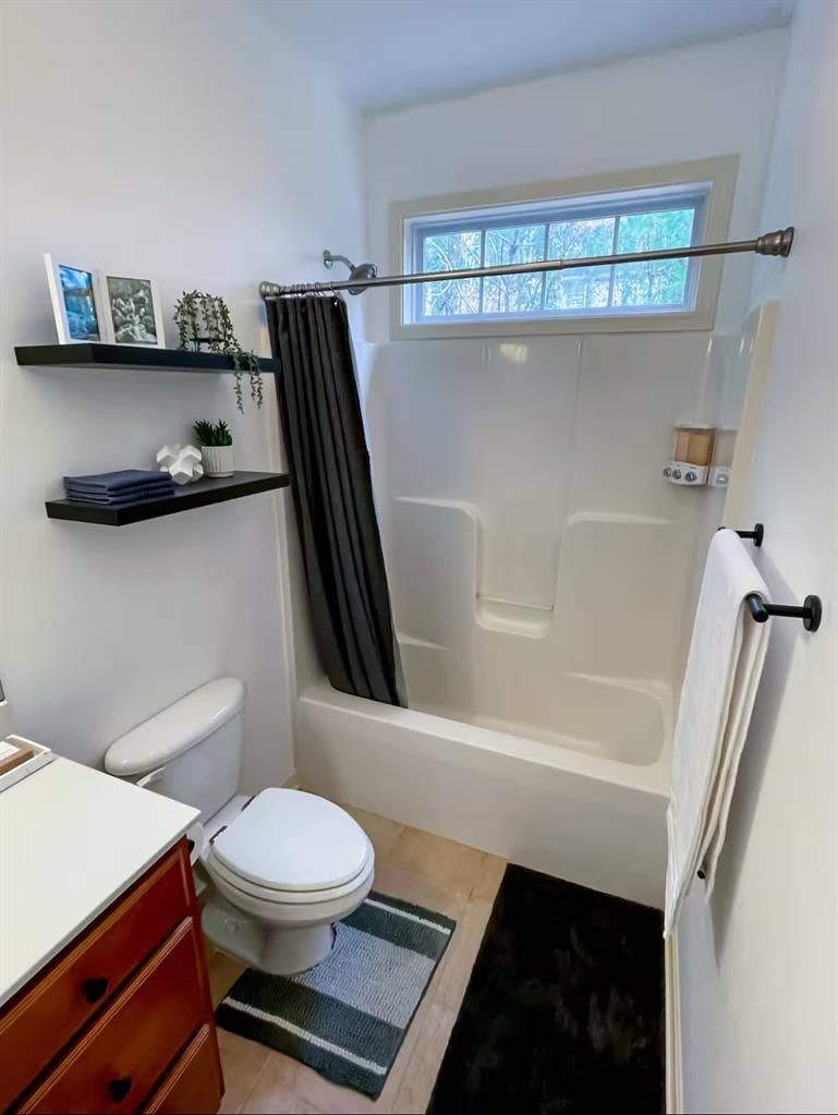 Beautiful Bath Downtown Hendo