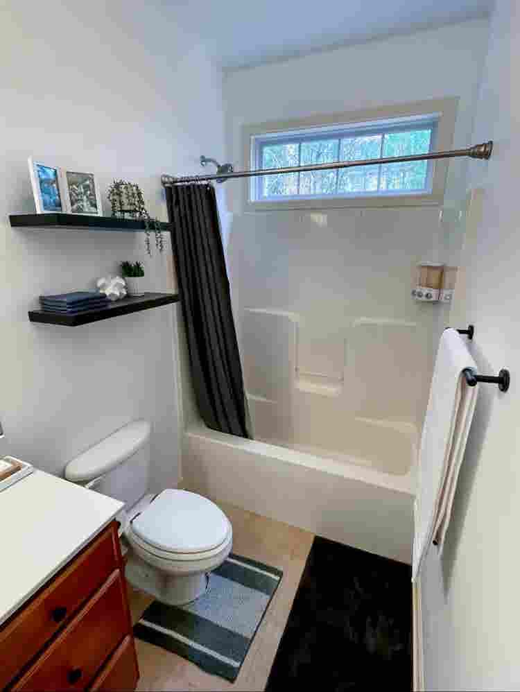 Beautiful Bath Downtown Hendo