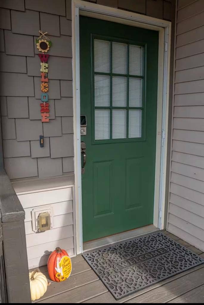 Beautiful Bath Downtown Hendo