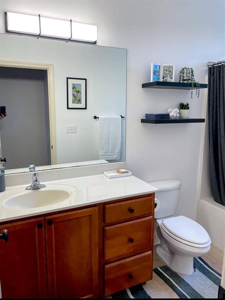 Beautiful Bath Downtown Hendo