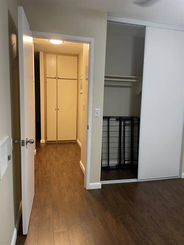 Hi! Looking for a roommate ASAP