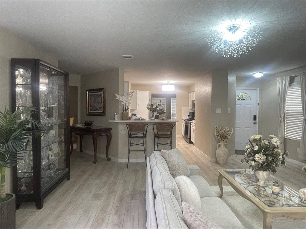 Nice Room TEN mins from 
IAH