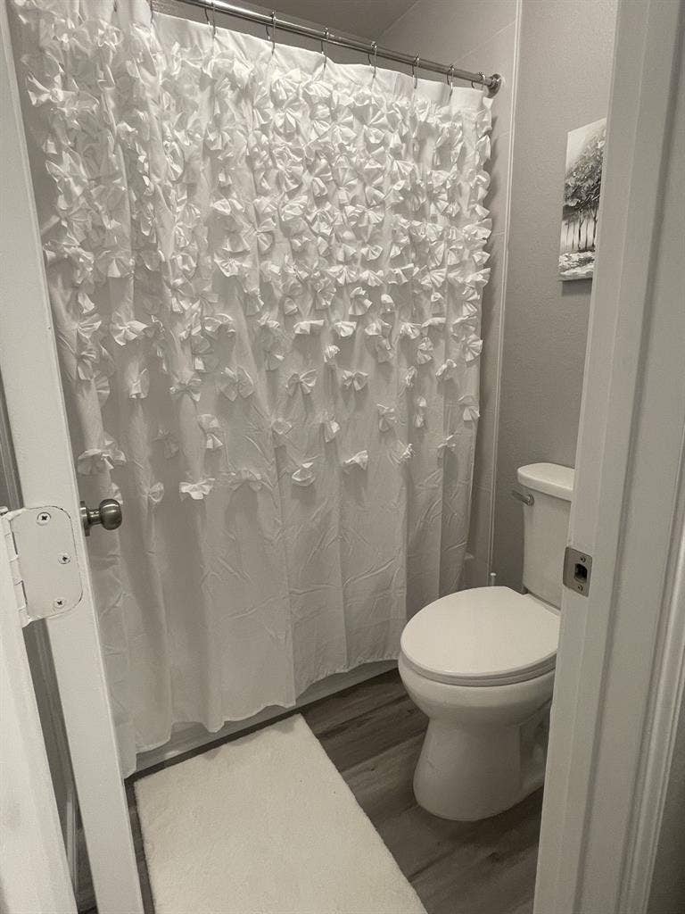 Nice Room TEN mins from 
IAH