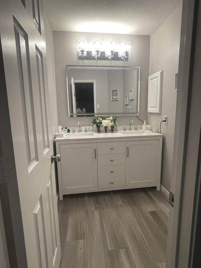 Nice Room TEN mins from 
IAH