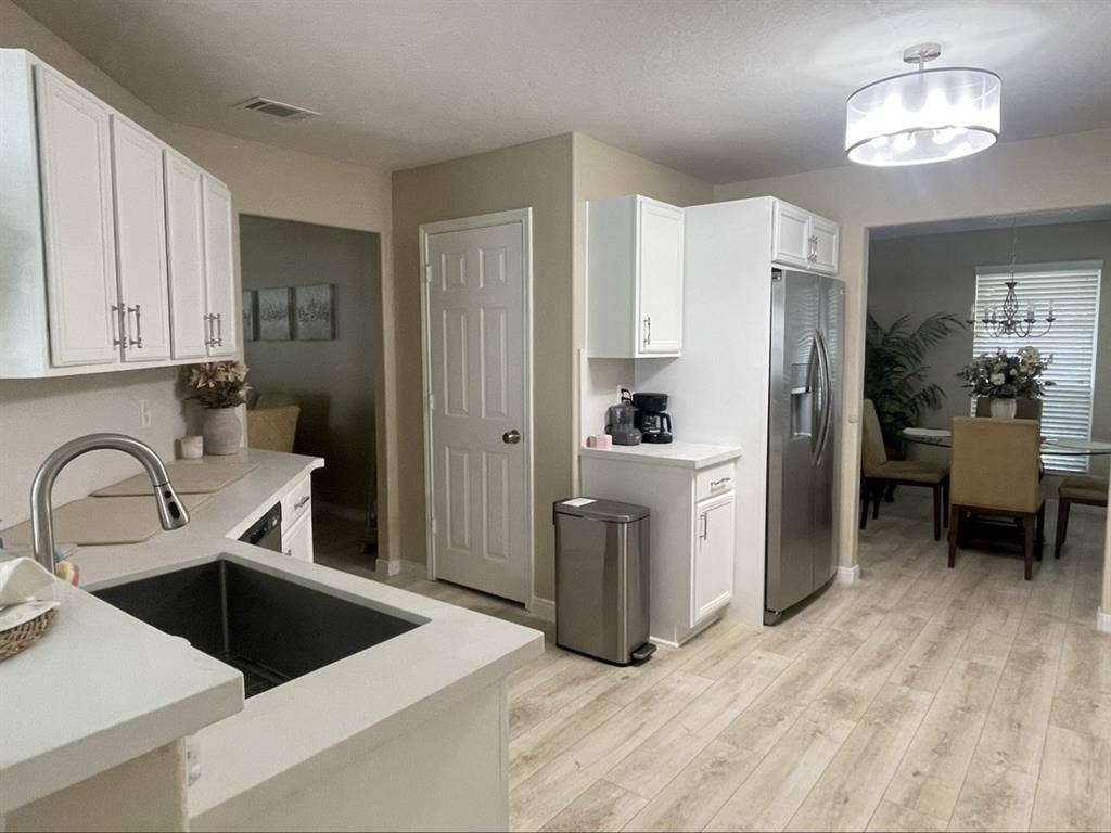 Nice Room TEN mins from 
IAH