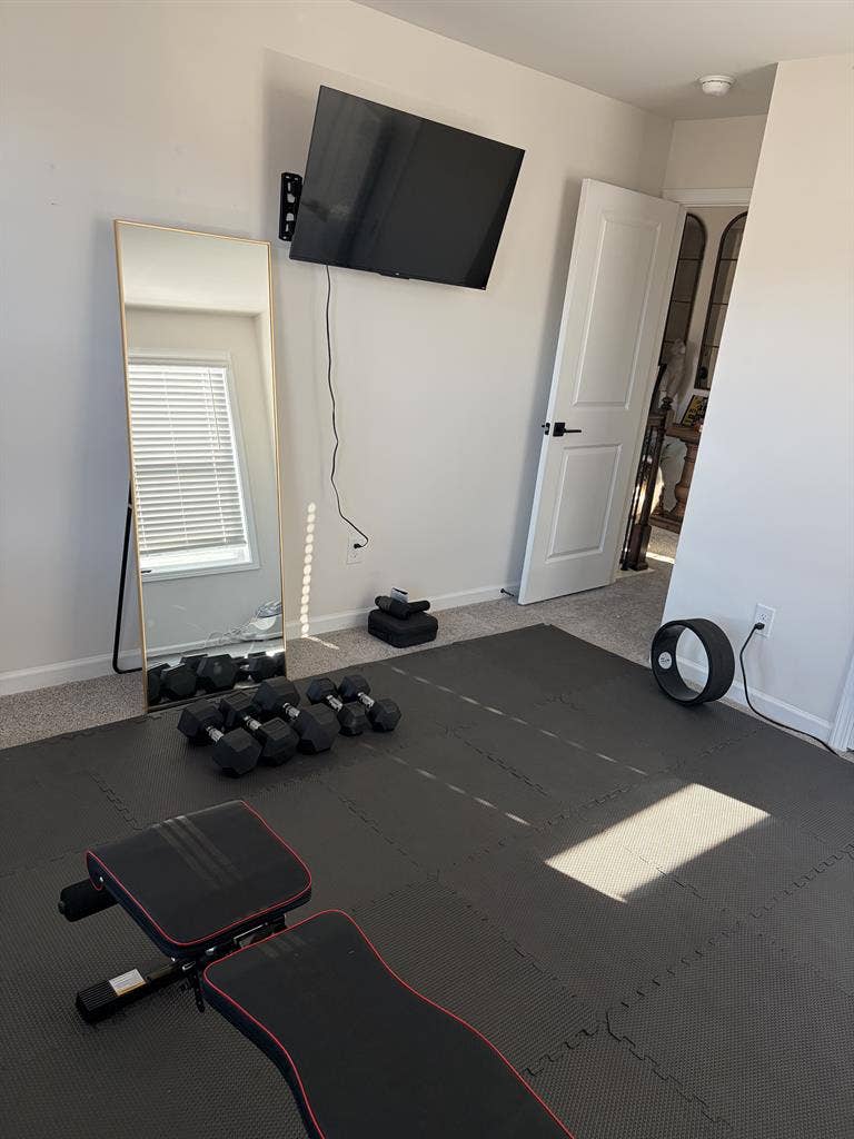 Room Open -   min from Uptown!