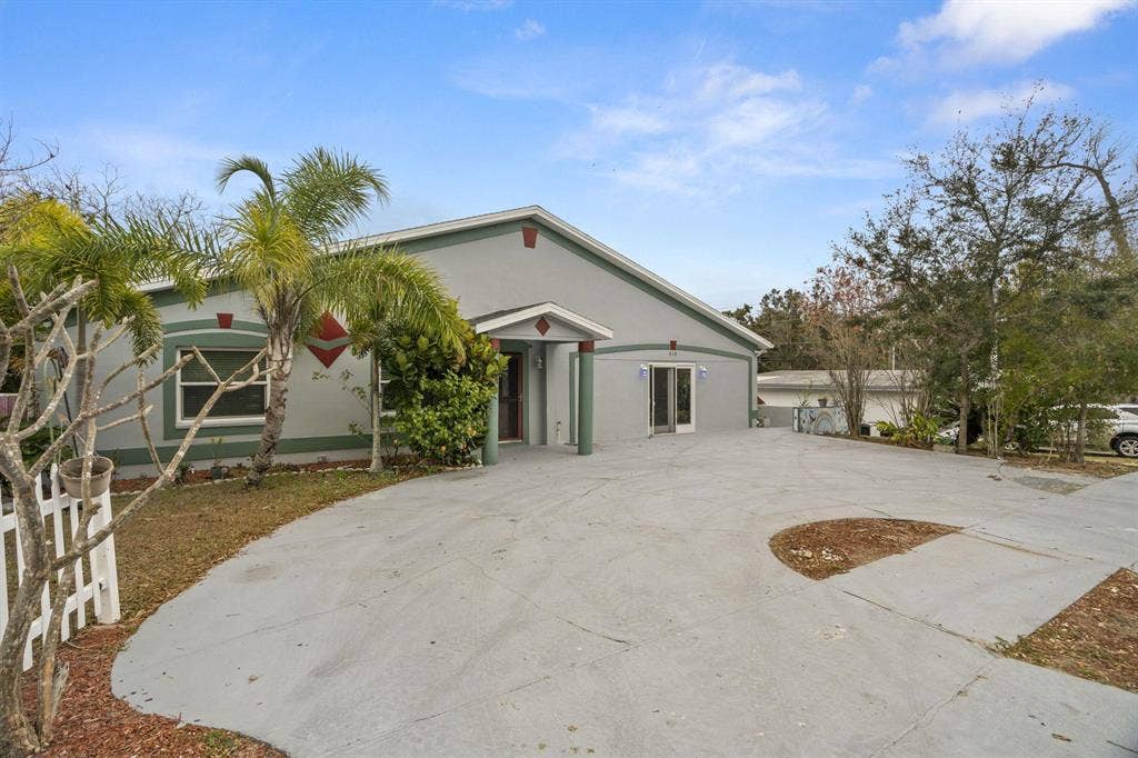 8 BR in Tarpon Springs