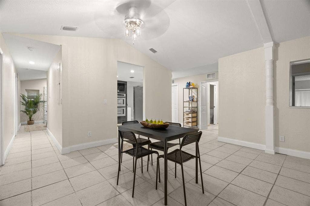 8 BR in Tarpon Springs