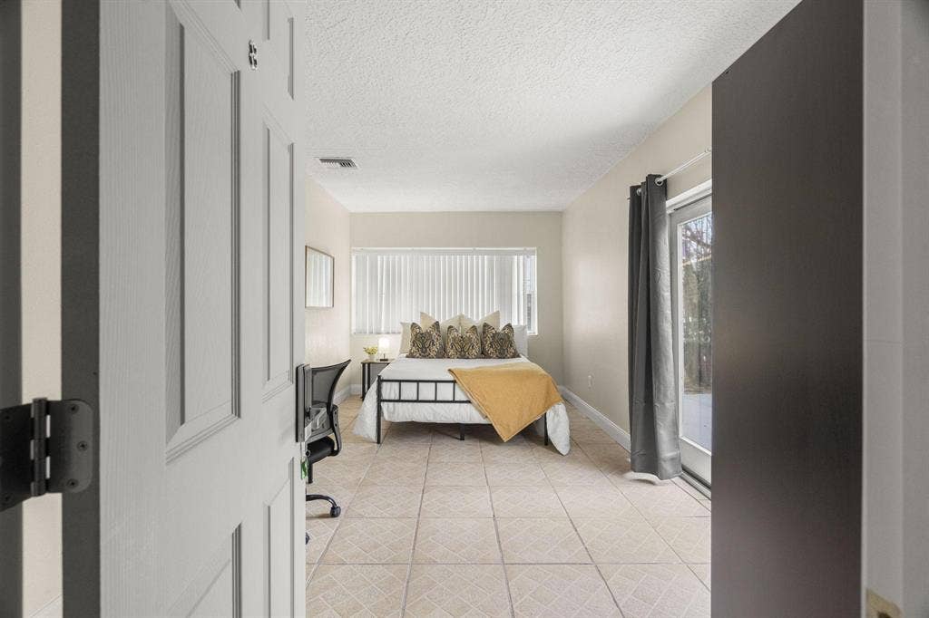 8 BR in Tarpon Springs