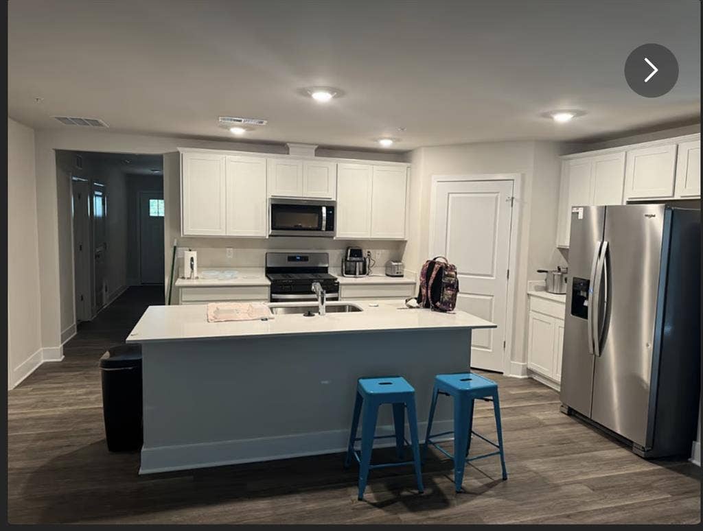 Brand new home, seeking F roommate