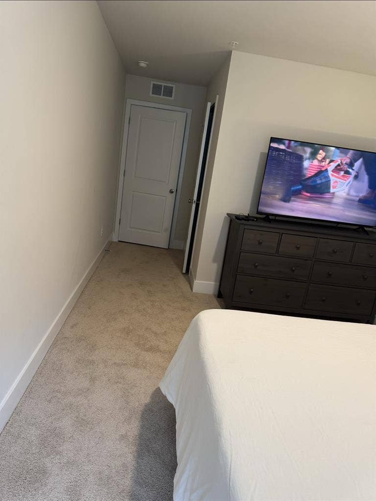 Brand new home, seeking F roommate