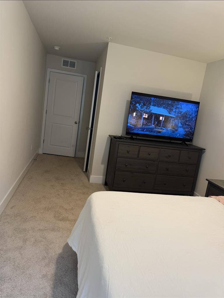 Brand new home, seeking F roommate