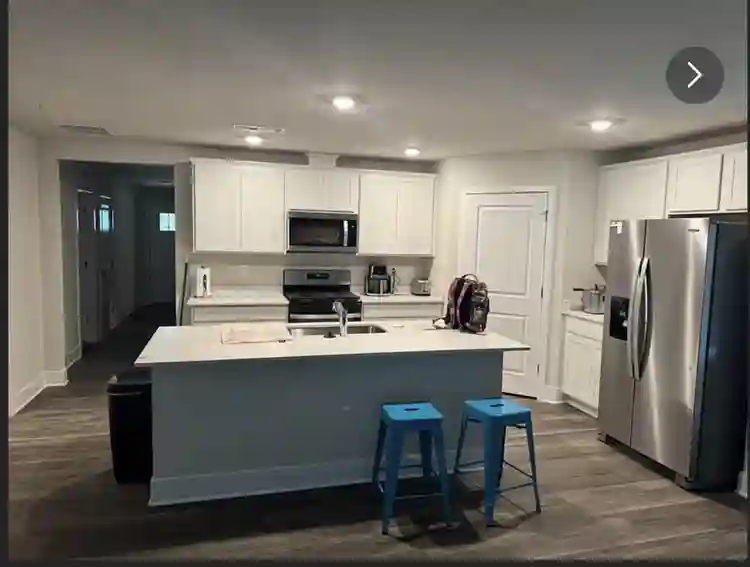 Brand new home, seeking F roommate