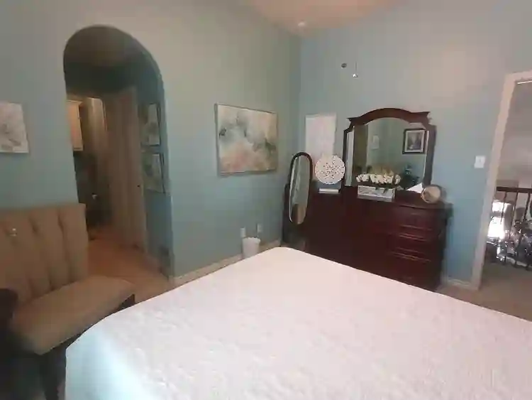 Comfortable Private Room w/Vanity