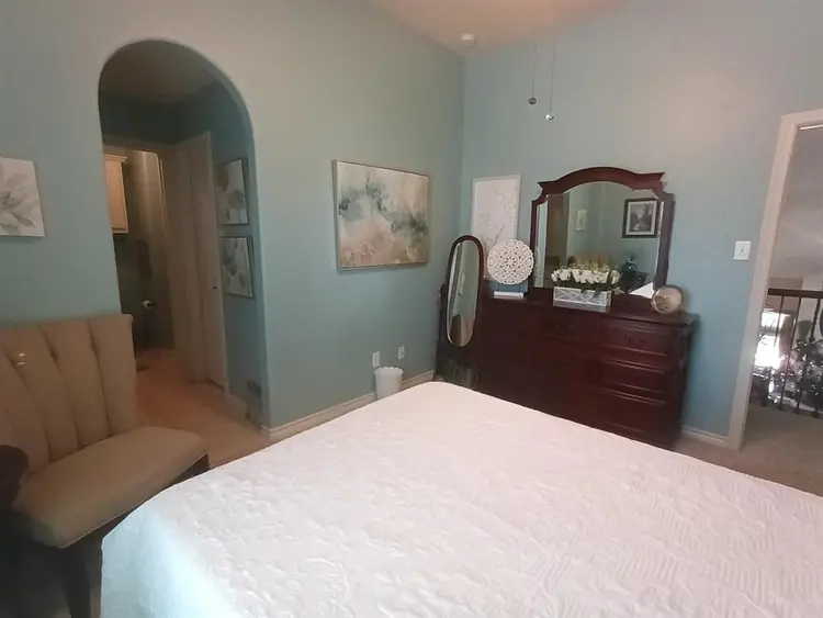 Comfortable Private Room w/Vanity