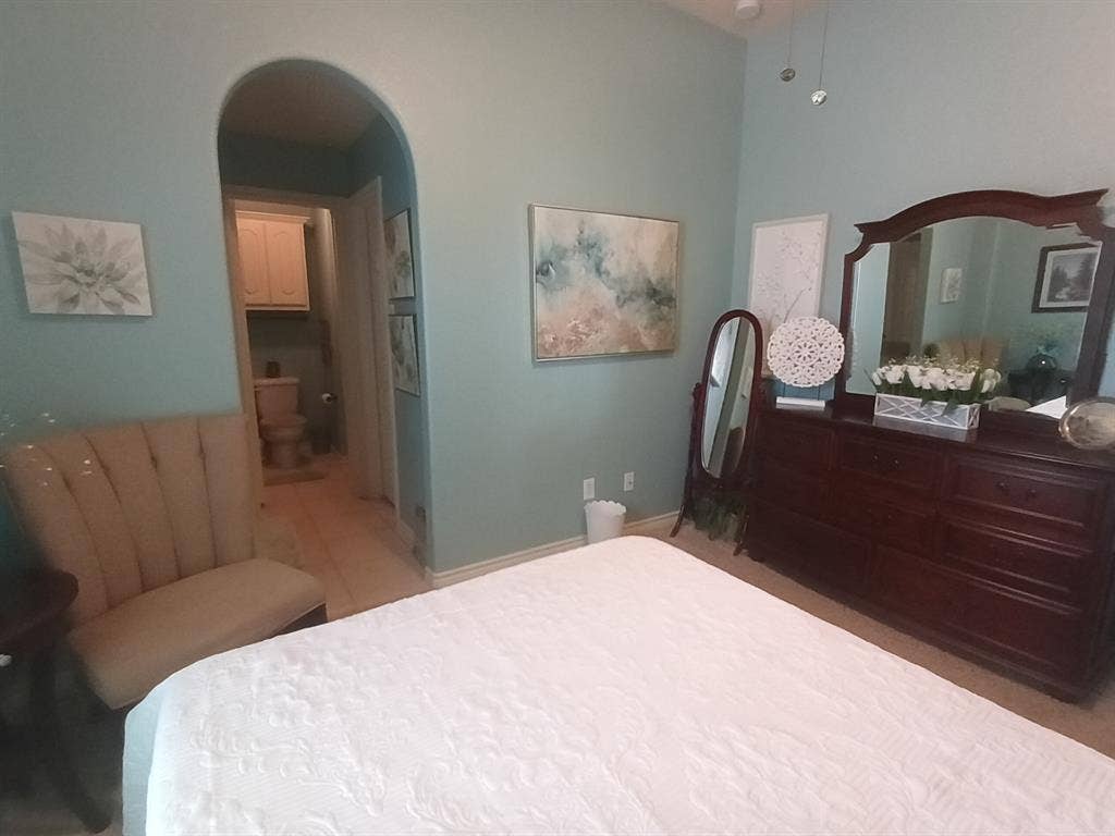 Comfortable Private Room w/Vanity