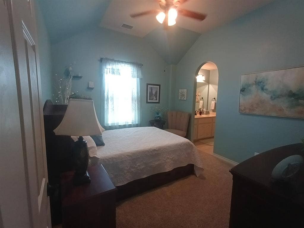 Comfortable Private Room w/Vanity