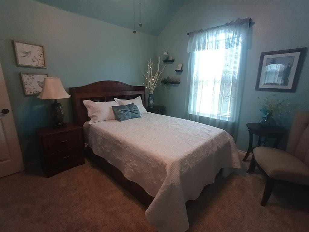 Comfortable Private Room w/Vanity