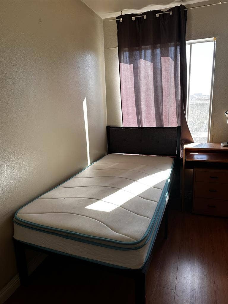 Shared room in los feliz/ Hollywood