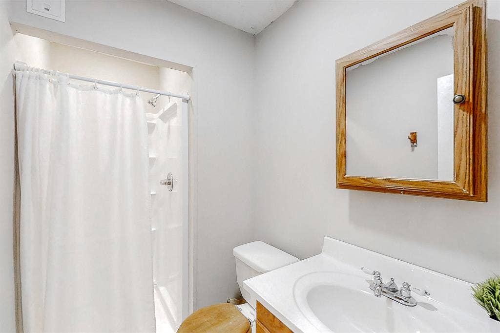 8 BR in Stone Mountain