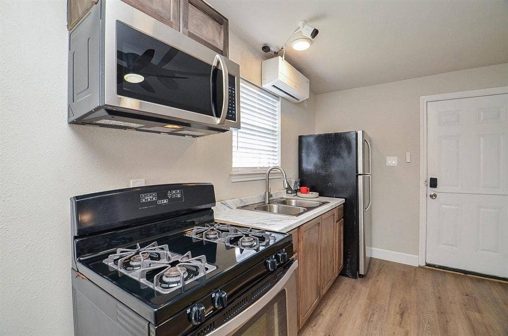 2 BR in Houston