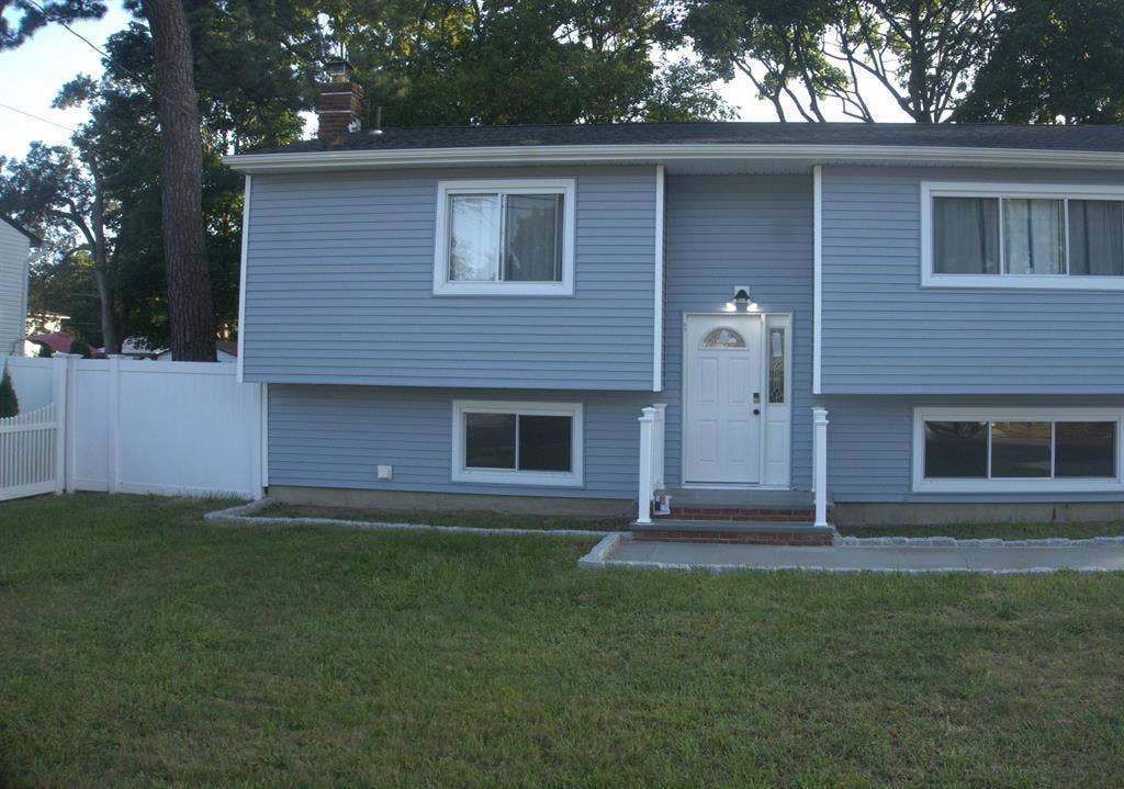 3 BR in West Babylon