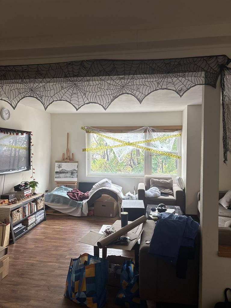 Room in RavenwoodTownhouse (Female)