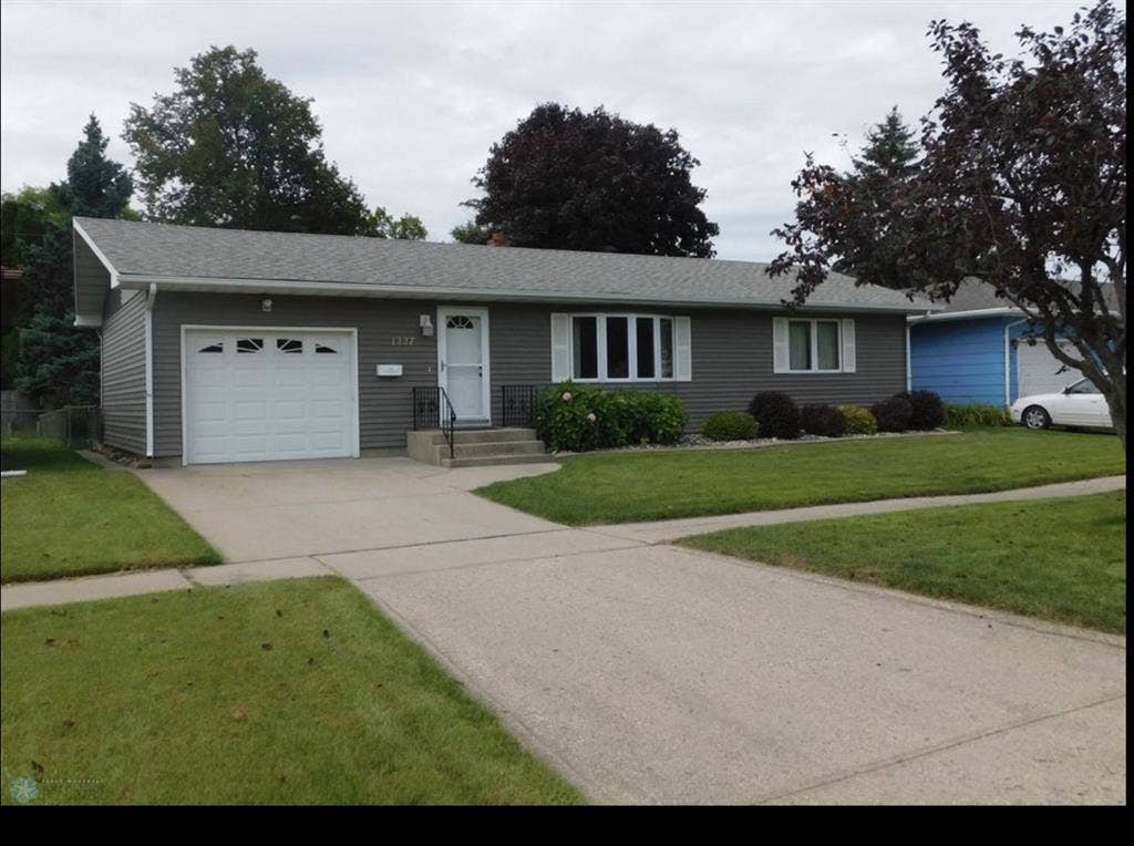 2 bedroom share space
 - Priv Home