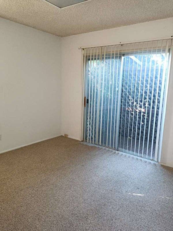 Room in Reseda with small porch