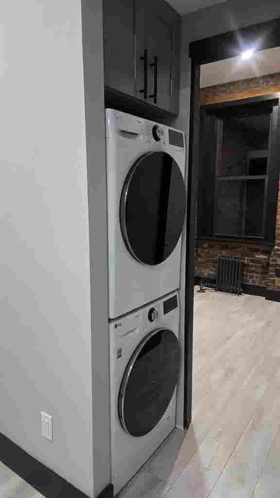 BRICKS, Washer/Dryer, glass shower