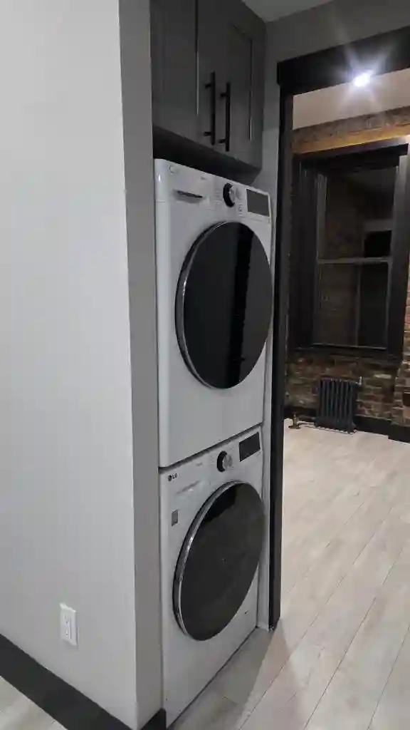 BRICKS, Washer/Dryer, glass shower