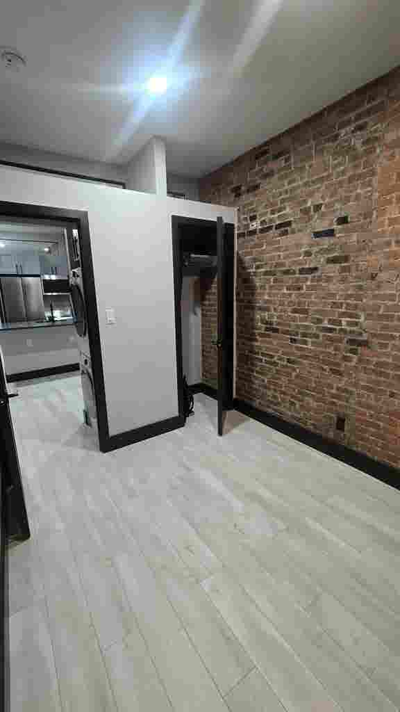 BRICKS, Washer/Dryer, glass shower