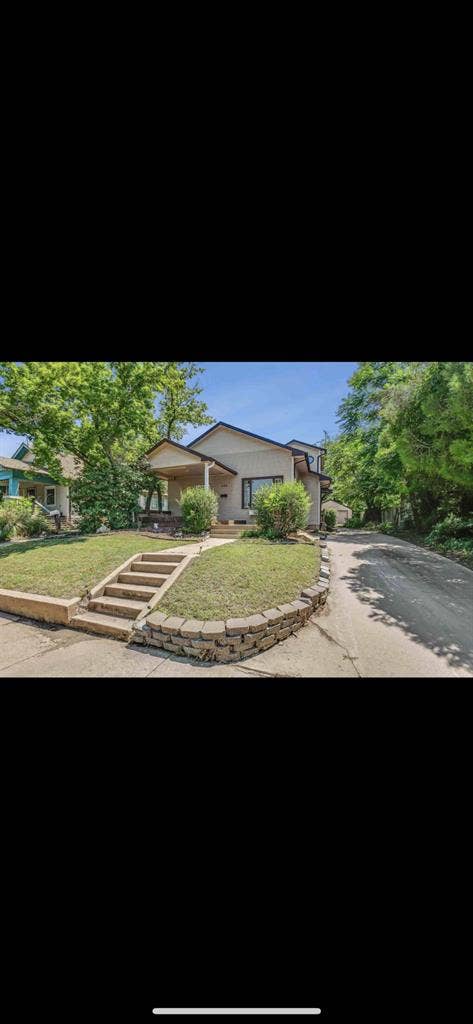 three bd bath house in college hill