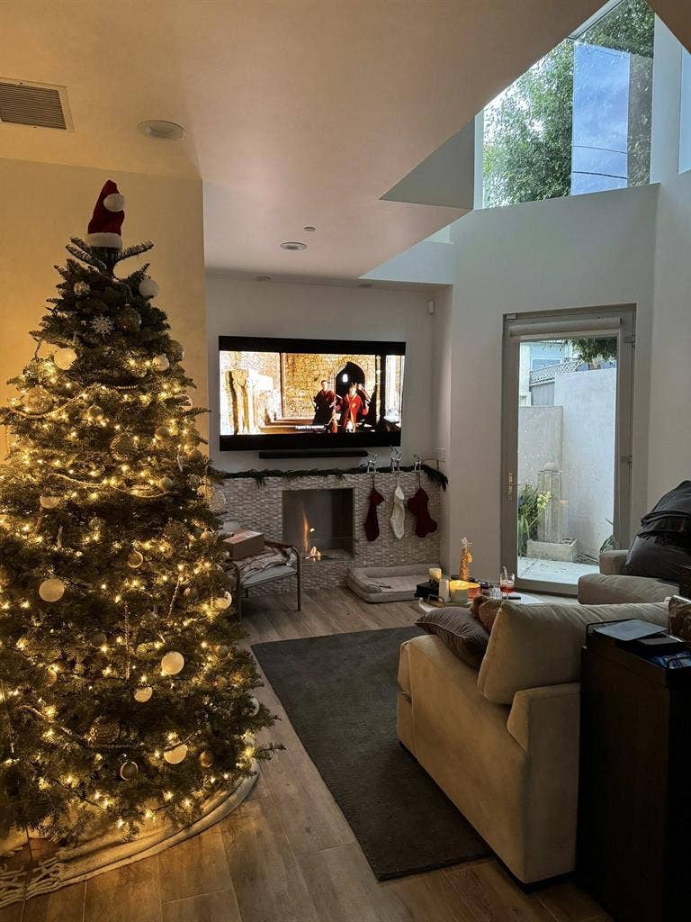 Private room in gorg SM house!