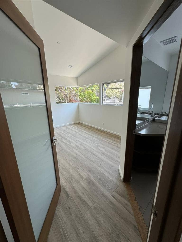 Private room in gorg SM house!