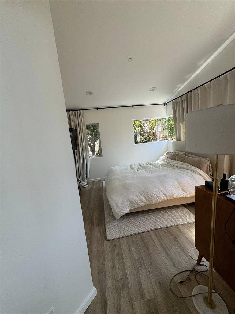 Private room in gorg SM house!