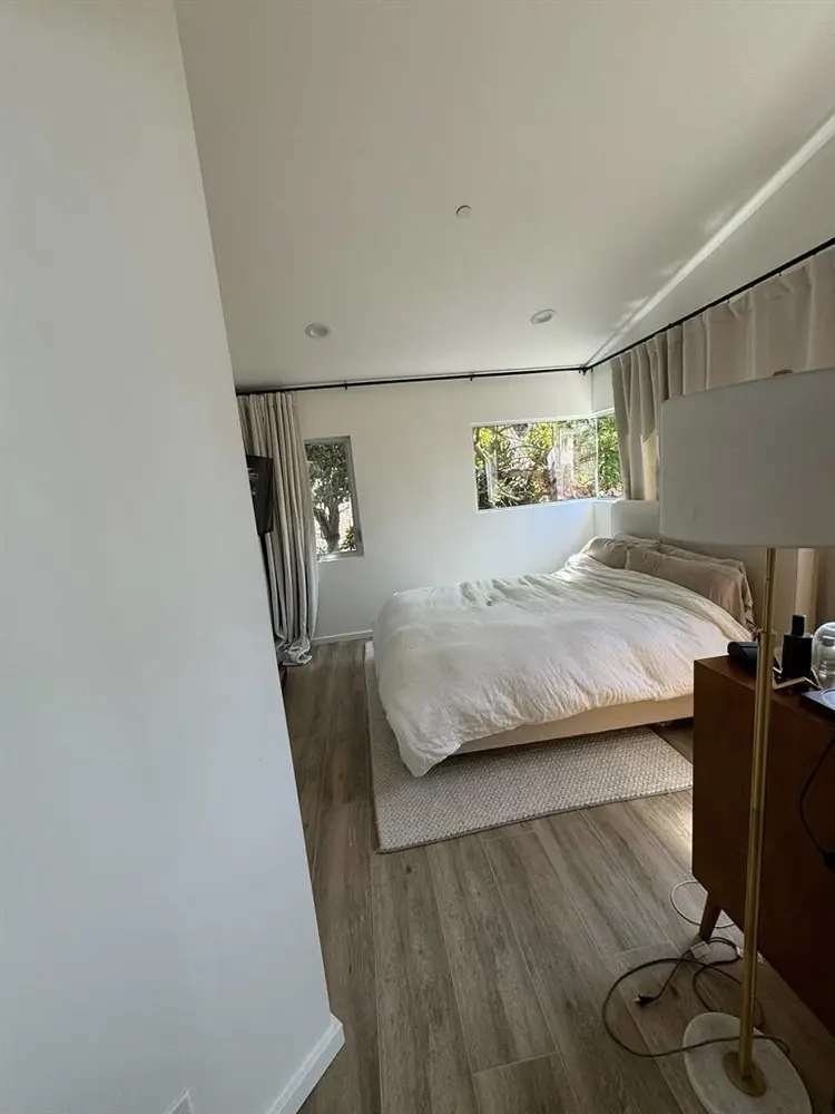 Private room in gorg SM house!