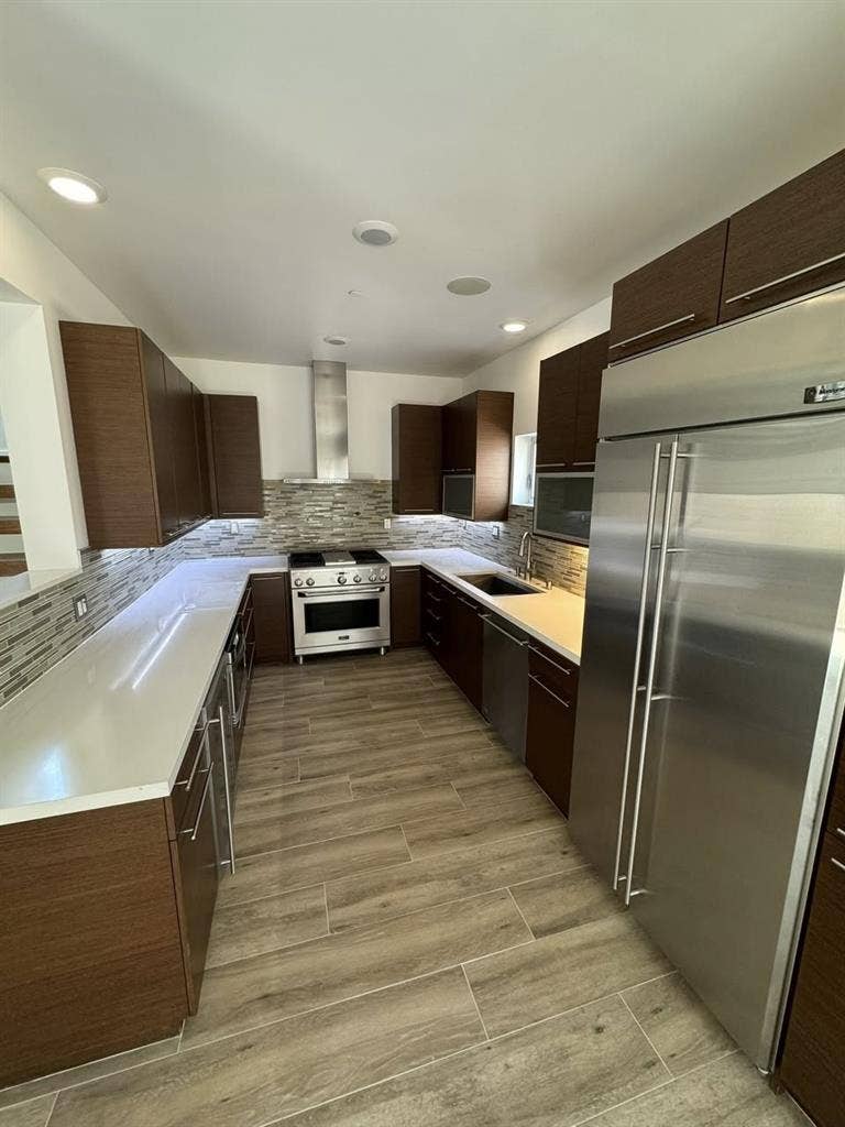 Private room in gorg SM house!