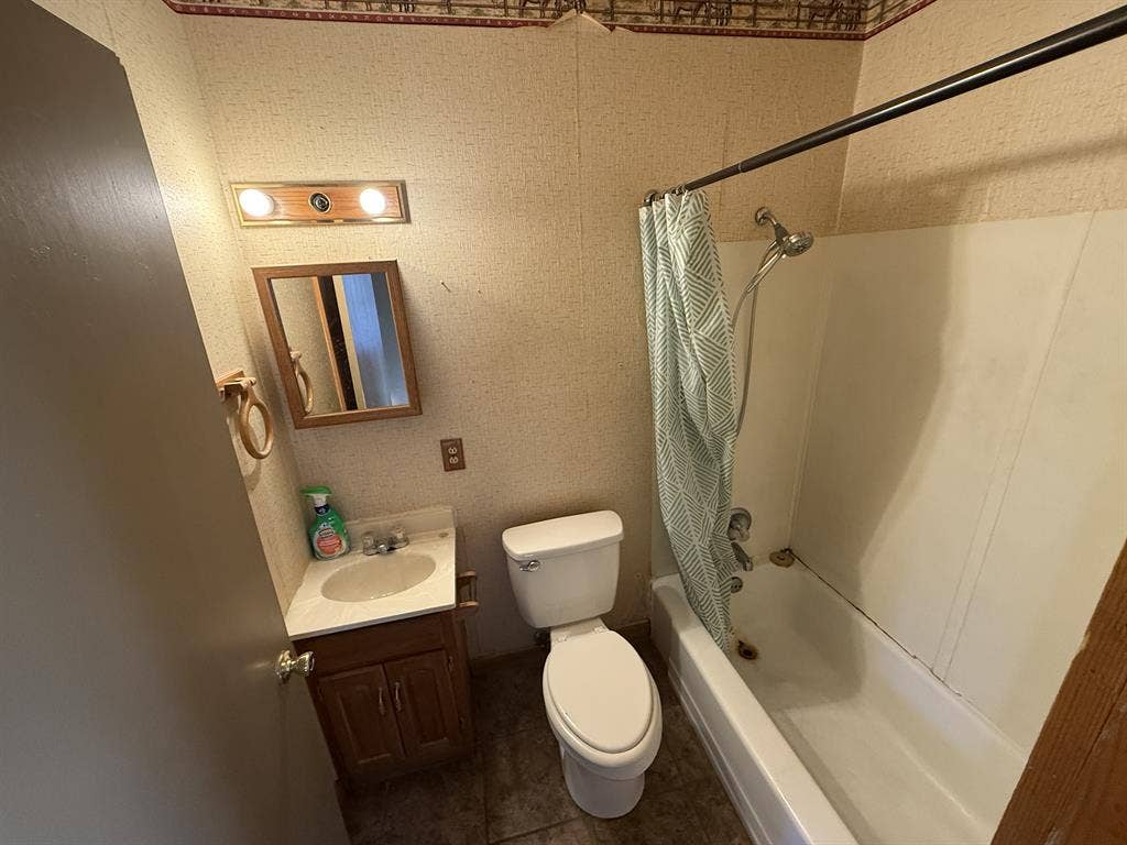 1 Bedroom Unit IMMEDIATE Occupancy