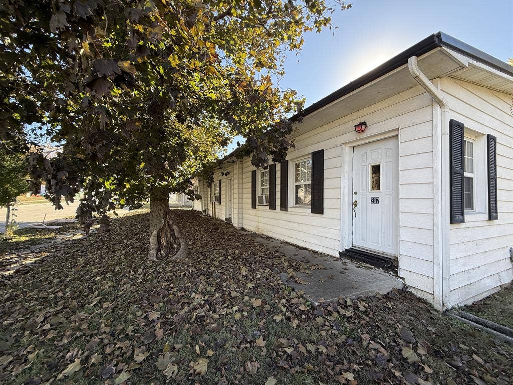 1 Bedroom Unit IMMEDIATE Occupancy