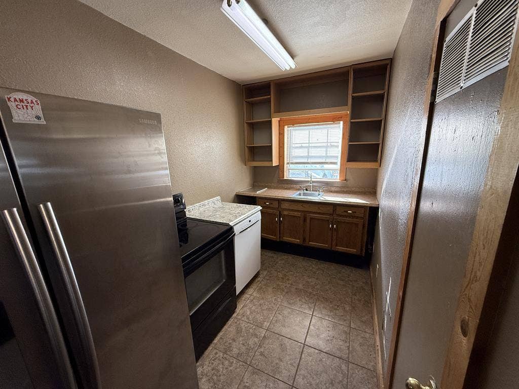 1 Bedroom Unit IMMEDIATE Occupancy