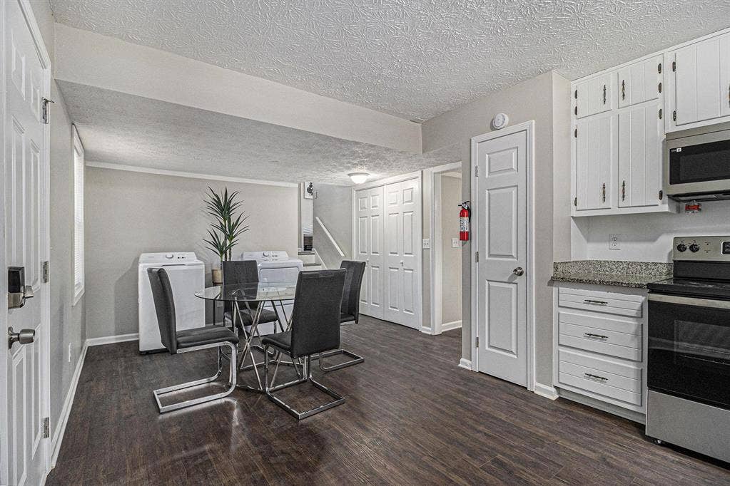 6 BR in Stone Mountain