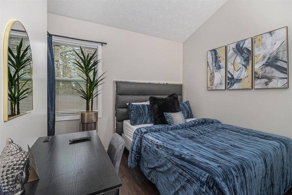 6 BR in Stone Mountain