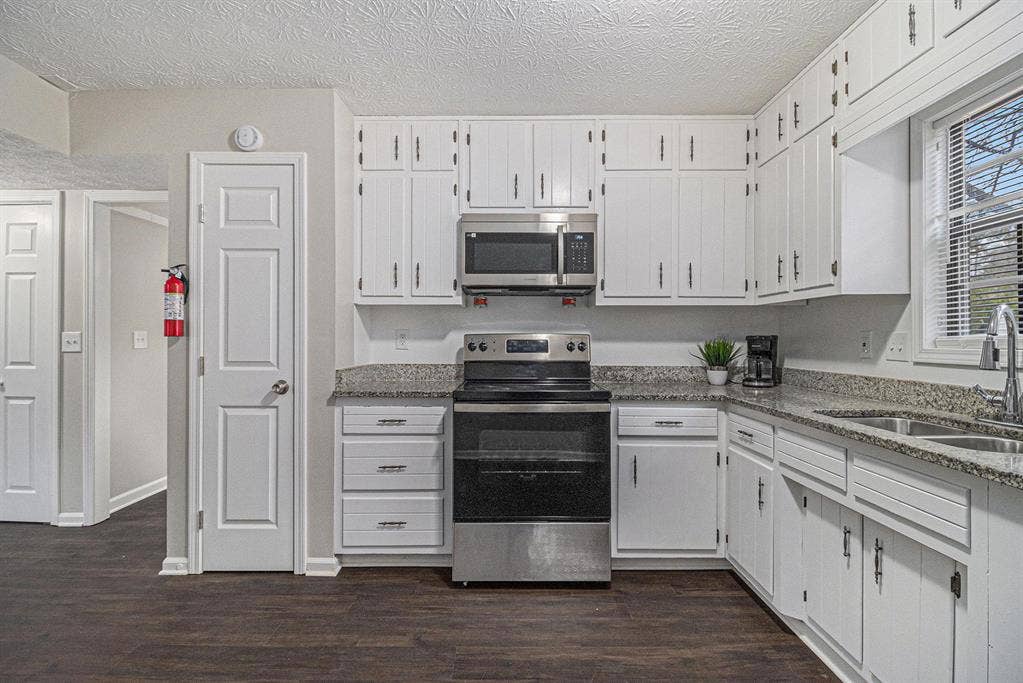 6 BR in Stone Mountain