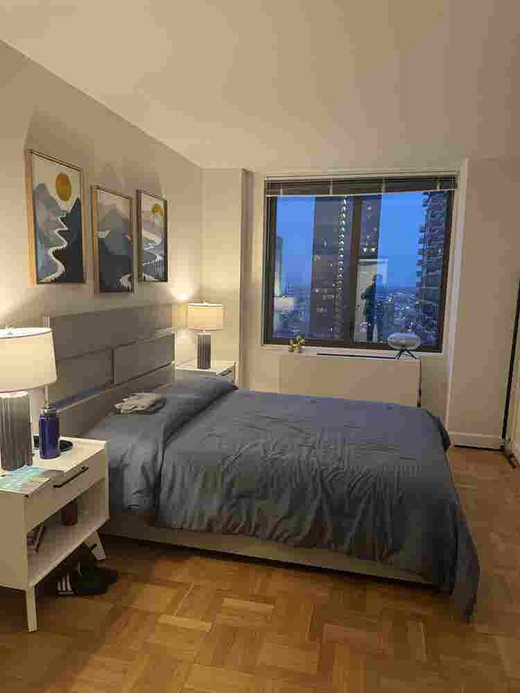 Room available in bath on UES