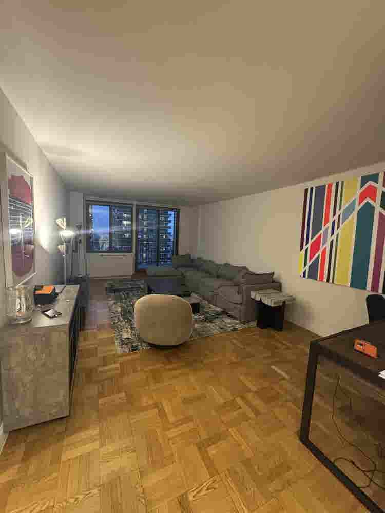 Room available in bath on UES