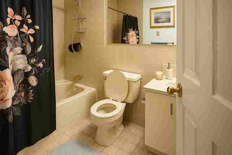 Spacious Room w/ Balcony & Garage