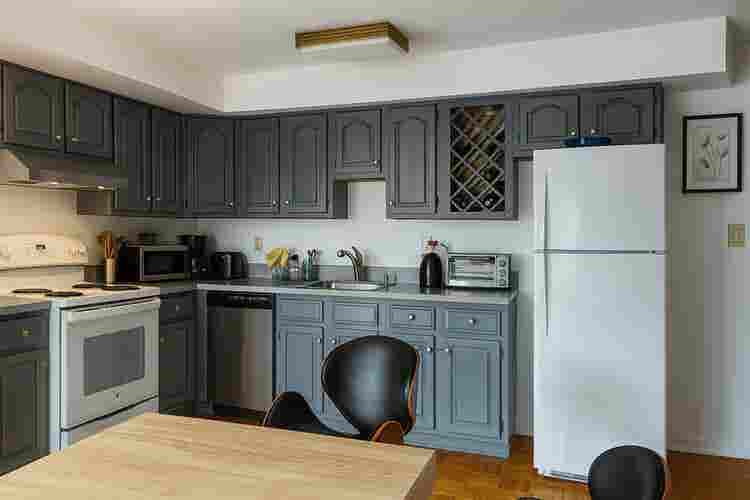 Spacious Room w/ Balcony & Garage